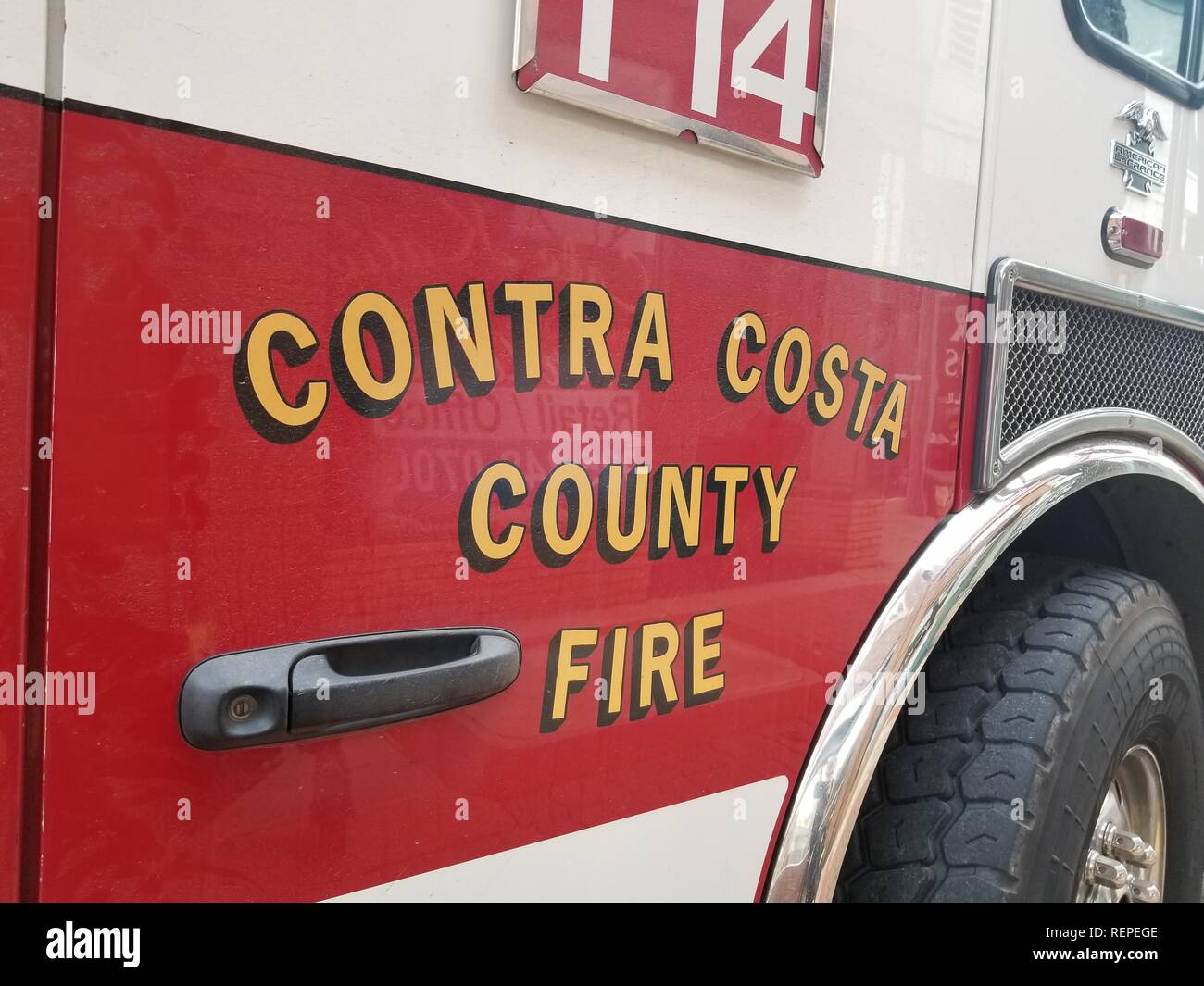 Close-up del testo sul lato di un motore fire lettura Contra Costa County Fire in Martinez, California, 10 gennaio 2019. () Foto Stock