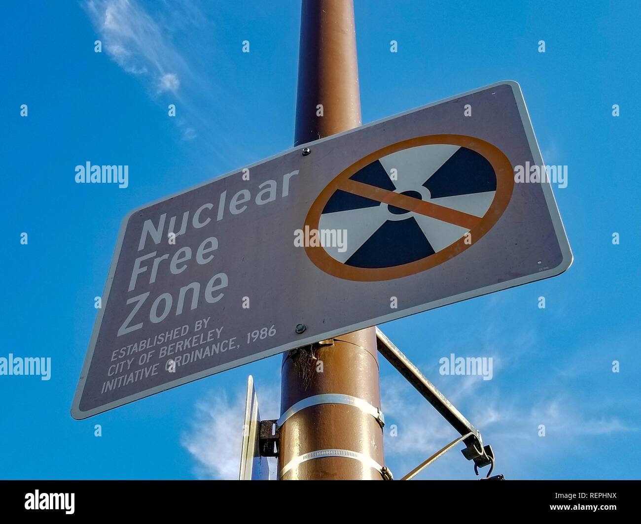 Close-up di segno a limiti della città di Berkeley, in California che designa la città come una centrale nucleare della zona franca, una designazione simbolica destinata a resistere alle centrali nucleari e le armi nucleari, 7 dicembre 2018. () Foto Stock