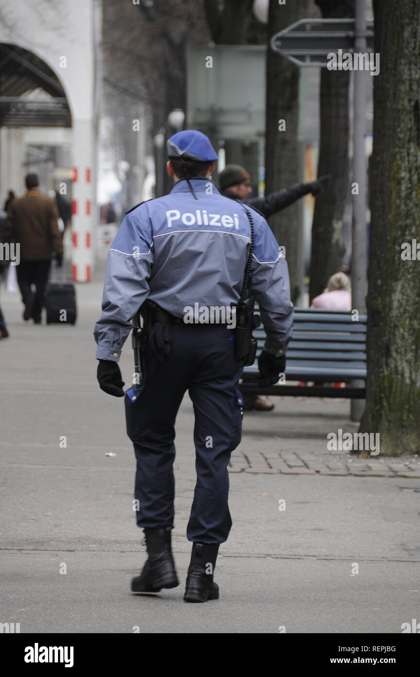 Un funzionario di polizia a piedi il battito in s a Zurigo le principali vie dello shopping Bahnhofstrasse Foto Stock
