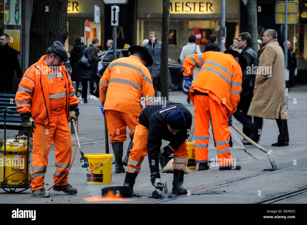 Una squadra di operai di manutenzione riparazione di linee del tram a Zurigo la principale via dello shopping Bahnhofstrasse, Svizzera Foto Stock