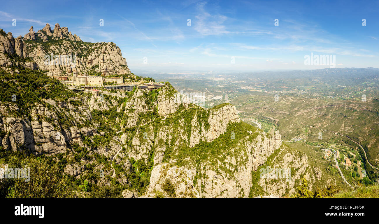 Vista panoramica della montagna di Montserrat e il Monastero di Santa Maria de Montserrat Foto Stock