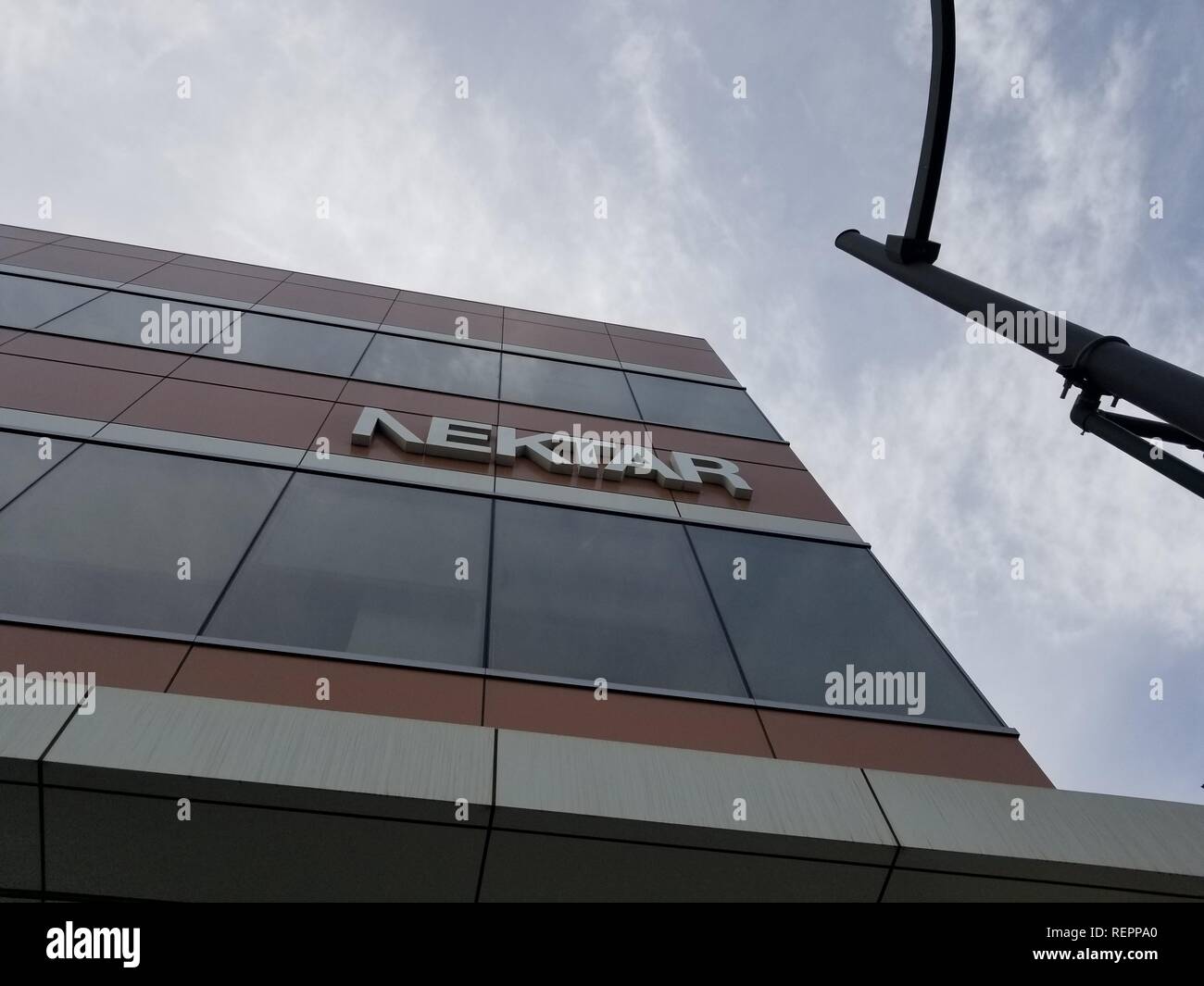 A basso angolo di visione di un logo su una facciata presso la sede di Nektar Therapeutics, una società biofarmaceutica si trova sulla terza strada, nella baia di missione del Distretto di San Francisco, California, 29 ottobre 2018. () Foto Stock
