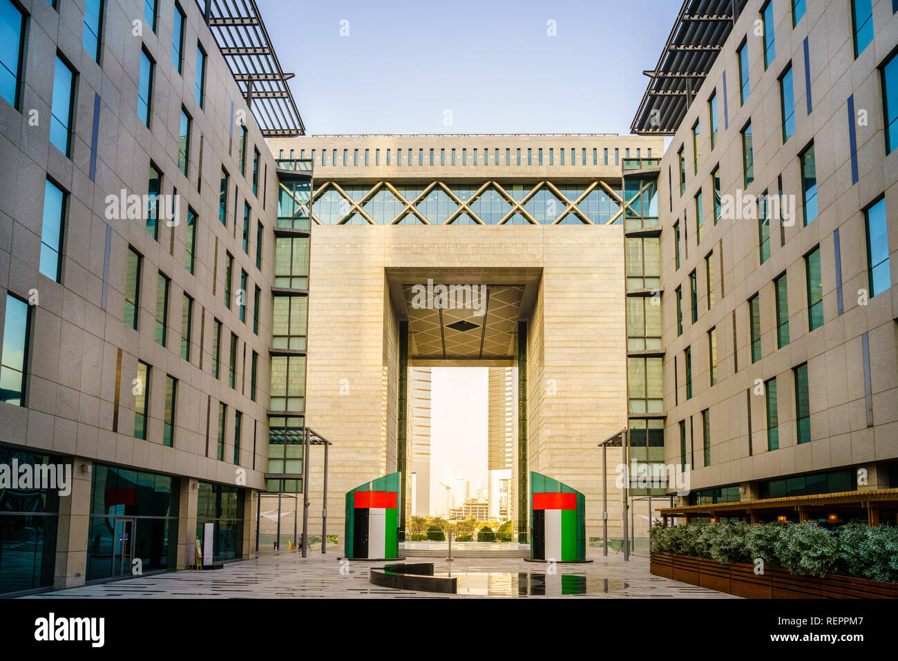 L'edificio porta in centro finanziario internazionale di Dubai Foto Stock
