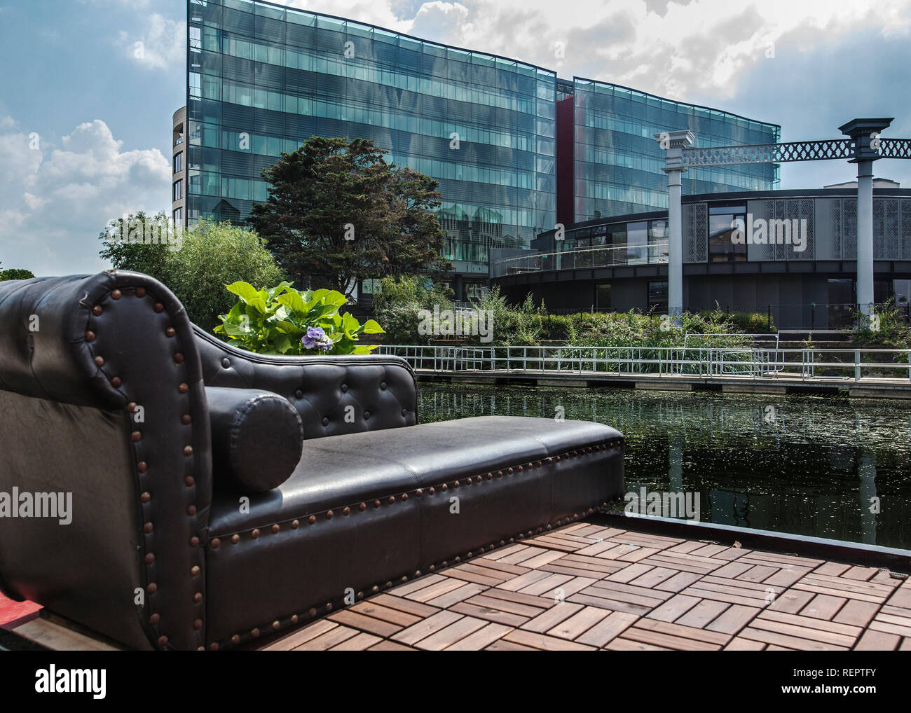 Chaise longue in pelle sulla barca casa con in acciaio e vetro di kings cross dietro allo sviluppo Foto Stock