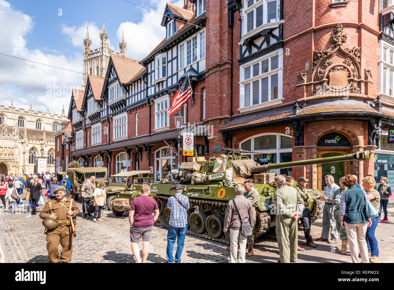 I veicoli militari in mostra nei pressi della cattedrale in Westgate Street durante il Gloucester va retrò Festival nel mese di agosto 2018, Gloucester, Gloucestershire Foto Stock