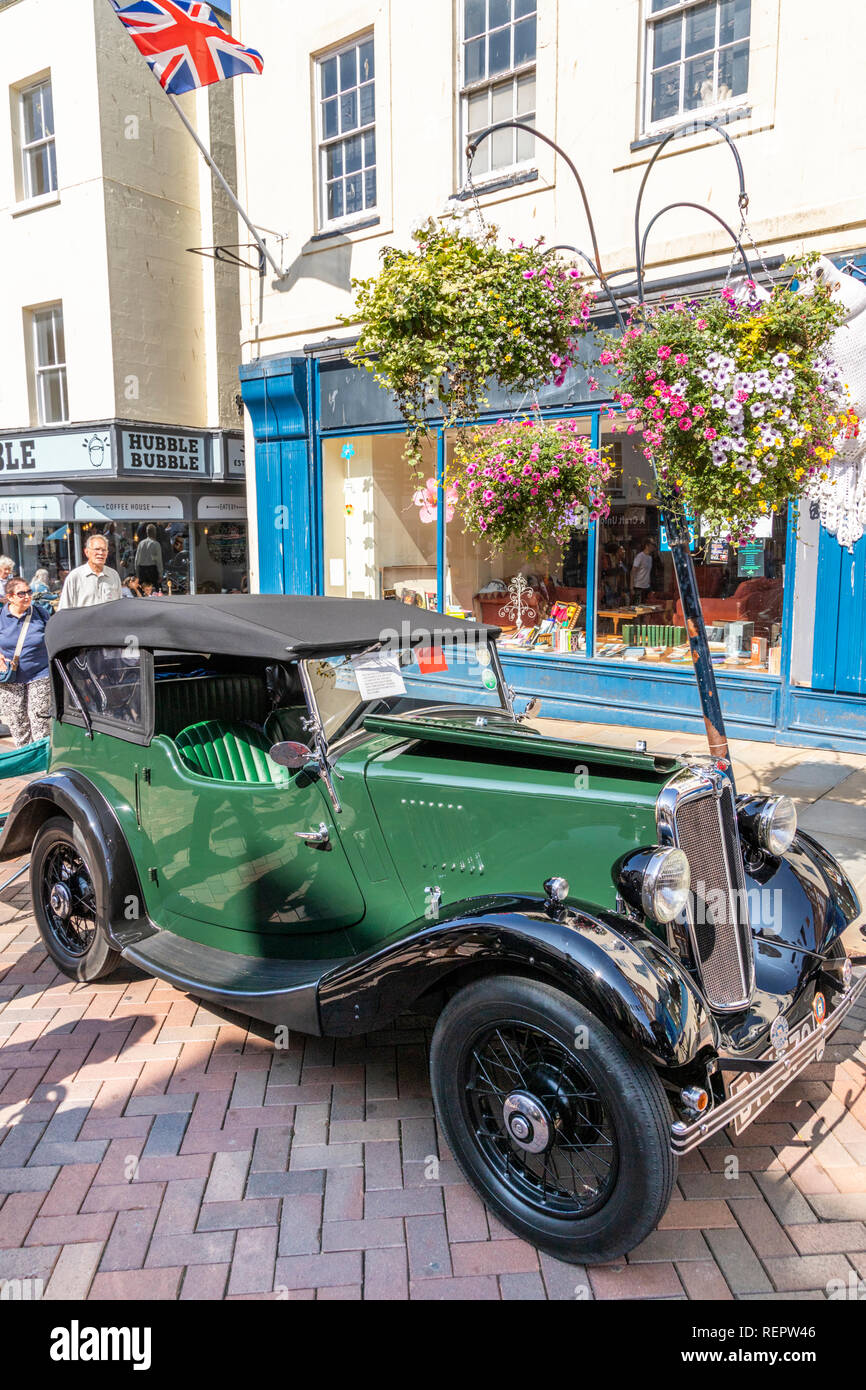 Un 1937 Morris 8 HP a 4 posti Tourer sul display in Westgate Street durante il Gloucester va retrò Festival nel mese di agosto 2018, Gloucester, Gloucestershire Foto Stock