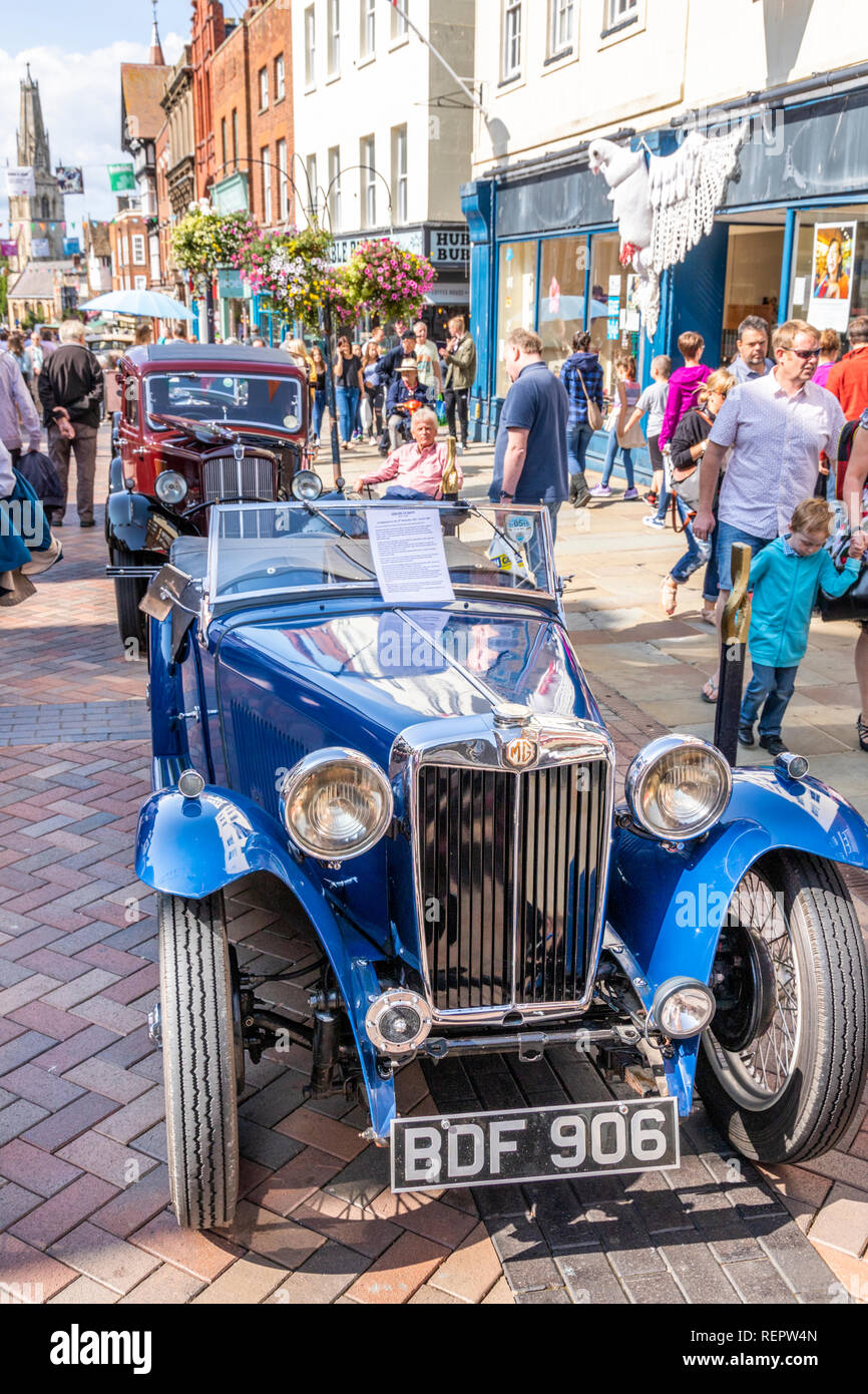 Un 1936 MG TA auto sportiva sul display in Westgate Street durante il Gloucester va retrò Festival nel mese di agosto 2018, Gloucester, GLOUCESTERSHIRE REGNO UNITO Foto Stock