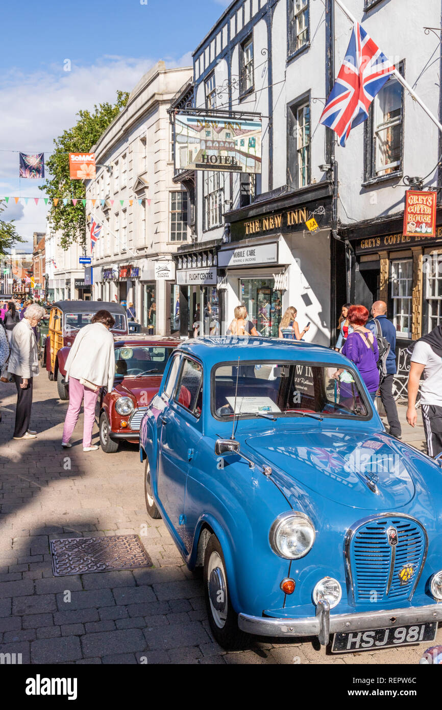 Automobili classiche sul display in Northgate Street durante il Gloucester va retrò Festival nel mese di agosto 2018, Gloucester, GLOUCESTERSHIRE REGNO UNITO Foto Stock