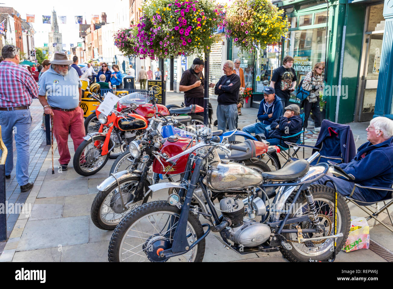 Il cotone motocicli sul display in Northgate Street durante il Gloucester va retrò Festival nel mese di agosto 2018, Gloucester, GLOUCESTERSHIRE REGNO UNITO Foto Stock