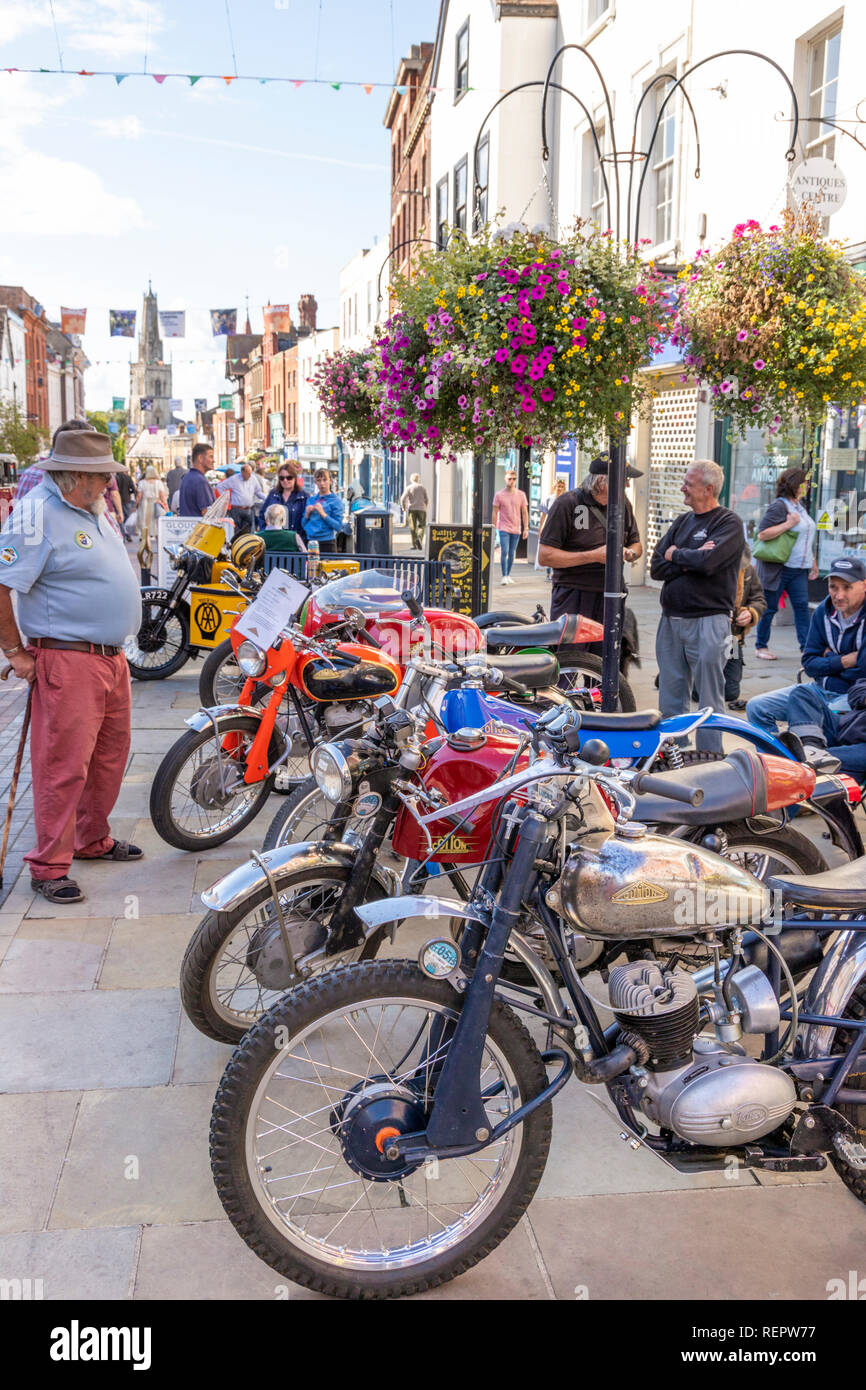 Il cotone motocicli sul display in Northgate Street durante il Gloucester va retrò Festival nel mese di agosto 2018, Gloucester, GLOUCESTERSHIRE REGNO UNITO Foto Stock