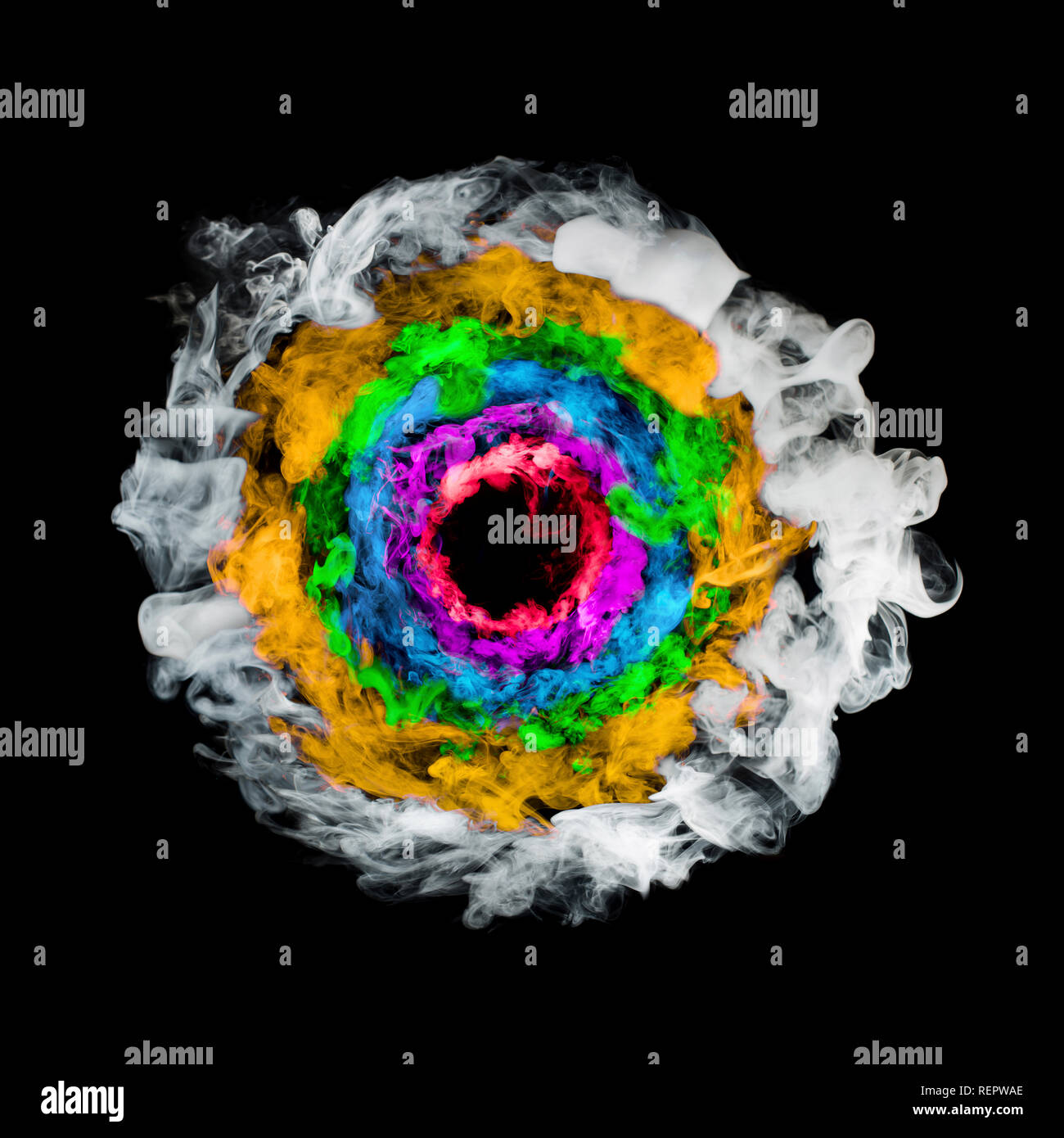 Cerchi da fumo multicolore isolati su sfondo nero Foto Stock
