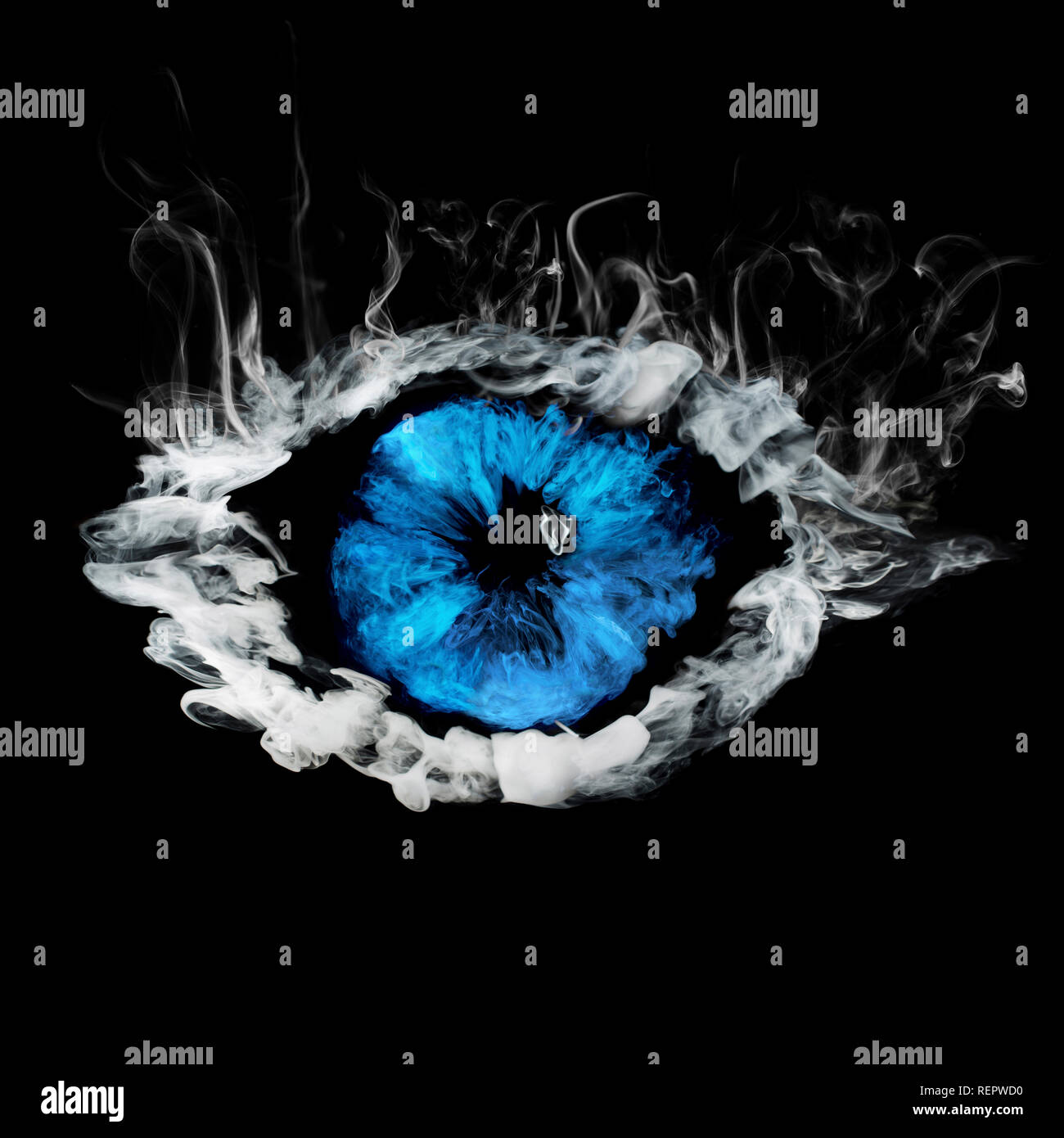 Il simbolo dell'occhio da bianco e fumo blu su sfondo nero Foto Stock