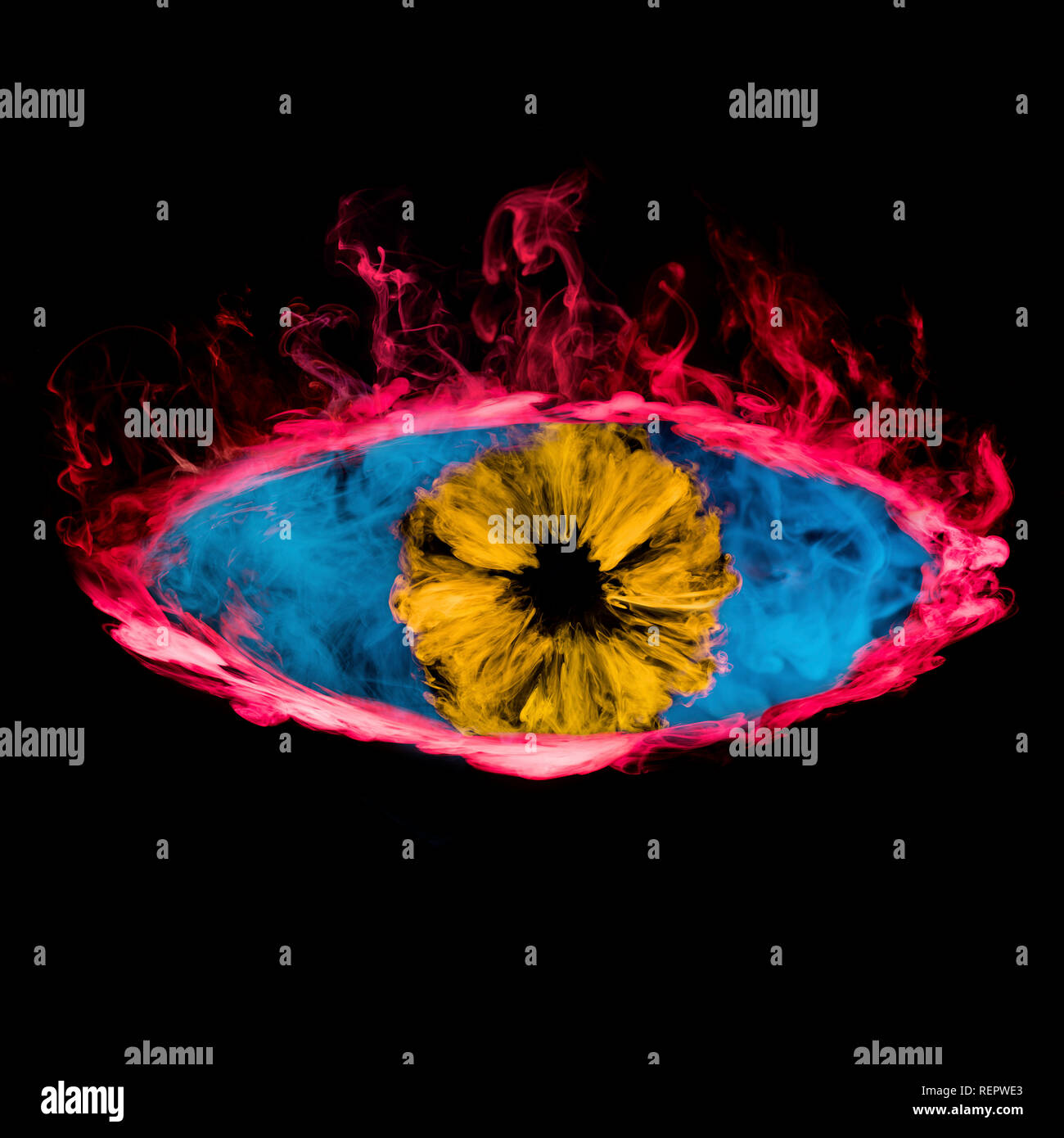 Occhio colorato simbolo dal rosso giallo e fumo blu su sfondo nero Foto Stock