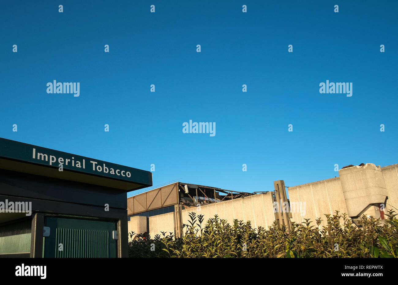 Il bus riparo al di fuori la Imperial Tobacco fabbrica in Nottingham, ora in fase di demolizione. Foto Stock