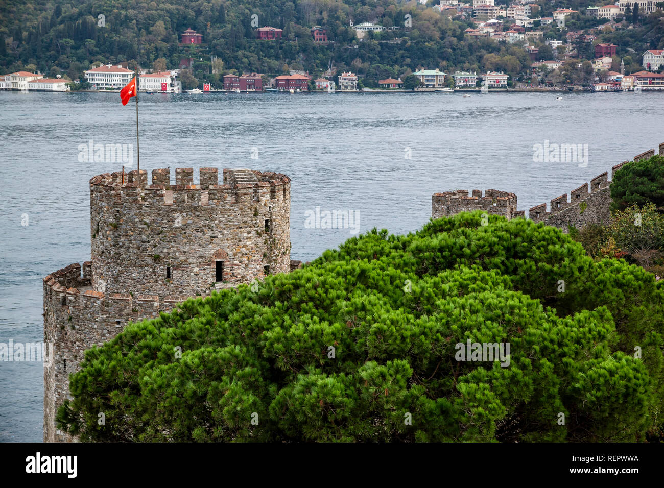Rumeli Fortezza (Rocca d'Europa) e stretto del Bosforo, Istanbul, Turchia Foto Stock