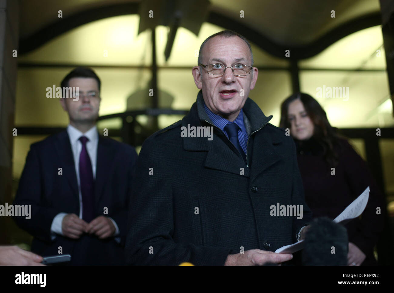 Local MP James Brokenshire (sinistra) con la famiglia di Charlotte Brown, padre Graham Brown (centro) e sorella Katie (a destra), che è morto a seguito di un incidente in motoscafo sul Fiume Tamigi, al di fuori di Portcullis House, Londra, dopo un incontro con il Segretario di casa Sajid Javid. Foto Stock