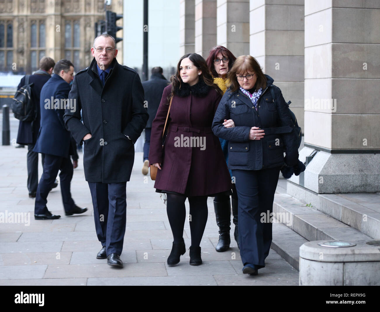 Ritrasmesso aggiunta nome della madre della famiglia di Charlotte Brown, (da sinistra a destra) padre Graham Brown, Katie sorella e madre Roz Wicken, morto a seguito di un incidente in motoscafo sul Fiume Tamigi, arrivare a Portcullis House, Londra, per incontrare il Segretario di casa Sajid Javid. Foto Stock