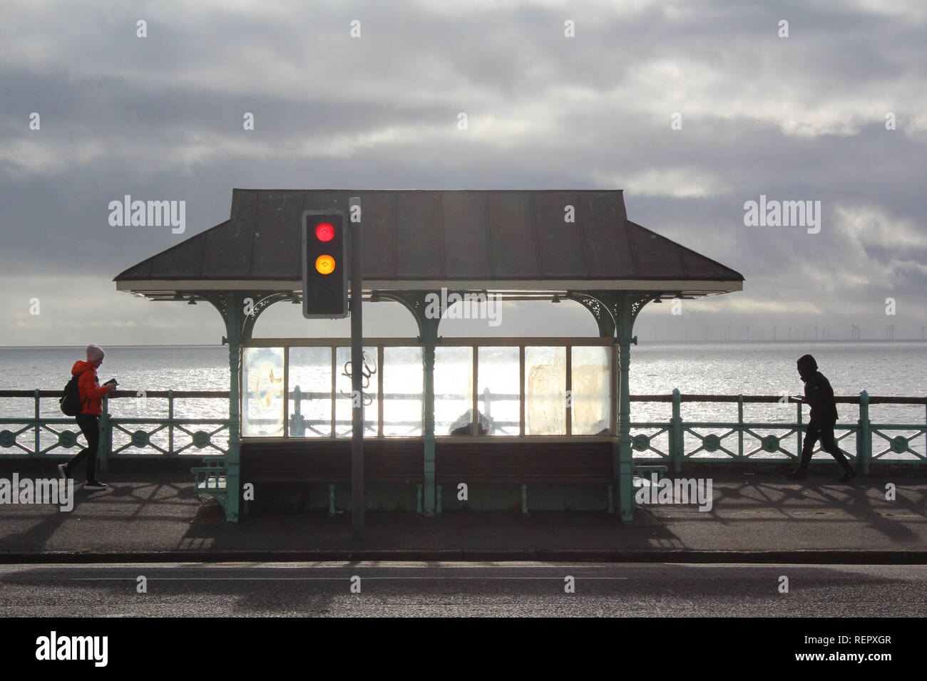 Scena promenade bus shelter e luce di traffico e pedoni di Marine Parade, Brighton & Hove, England, Regno Unito Foto Stock