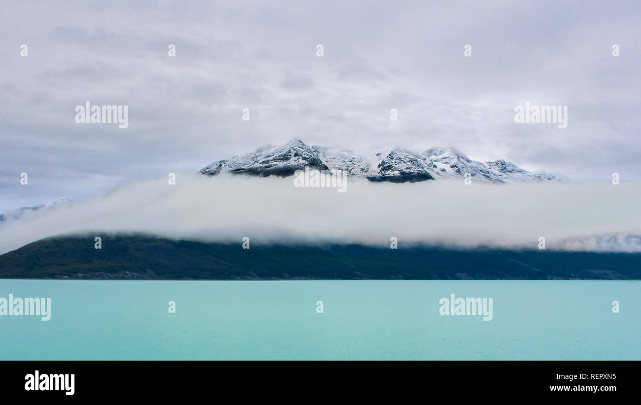 Montagne dentro le nuvole nel Lago Argentino, El Calafate, Patagonia, Galciers National Park, Argentina Foto Stock