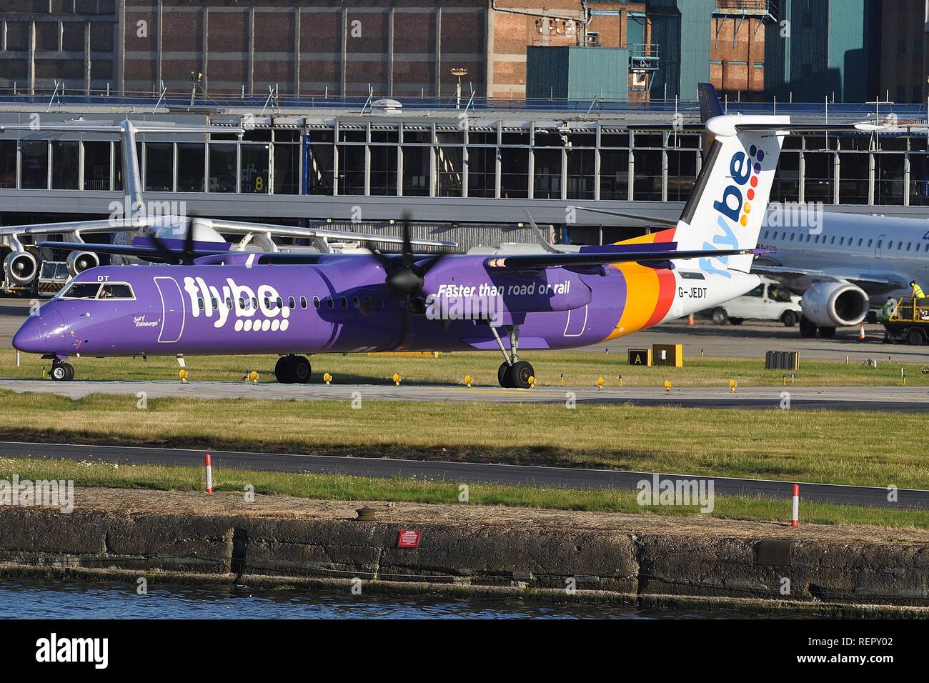 FLYBE BOMBARDIER DHC-8-Q400 aereo regionale Foto Stock