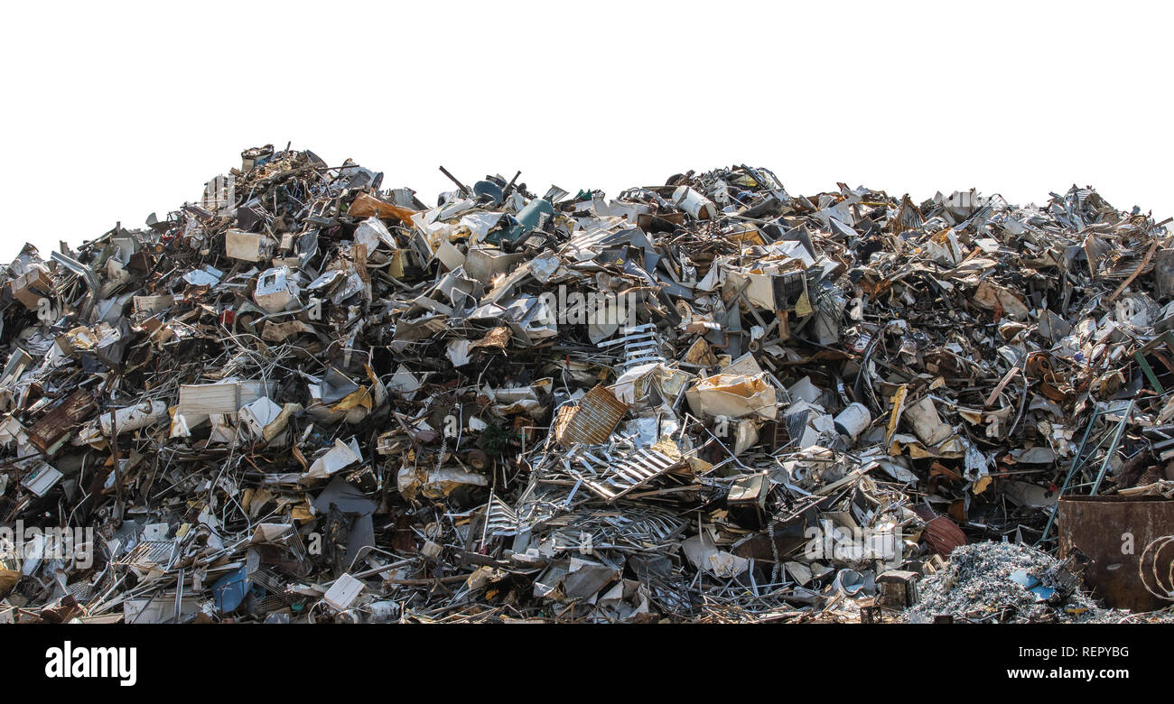 Un gran mucchio di rottami metallici isolati su sfondo bianco. Foto Stock