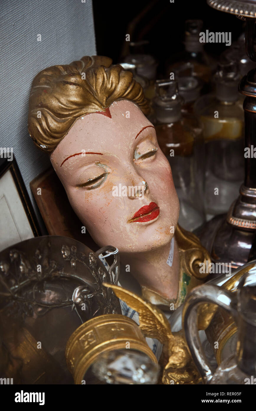 Legno verniciato testa di donna nella vetrina di un negozio di antiquariato a Edimburgo, Scozia. Foto Stock