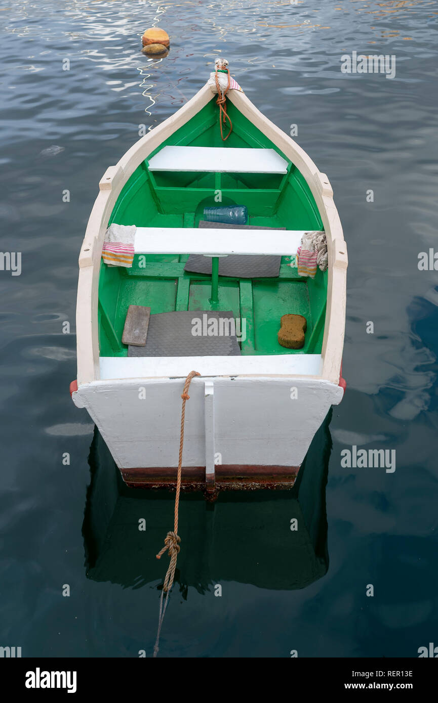Di piccole dimensioni e di colore bianco e verde le barche a remi ormeggiate in acque calme, Valletta, Malta Foto Stock