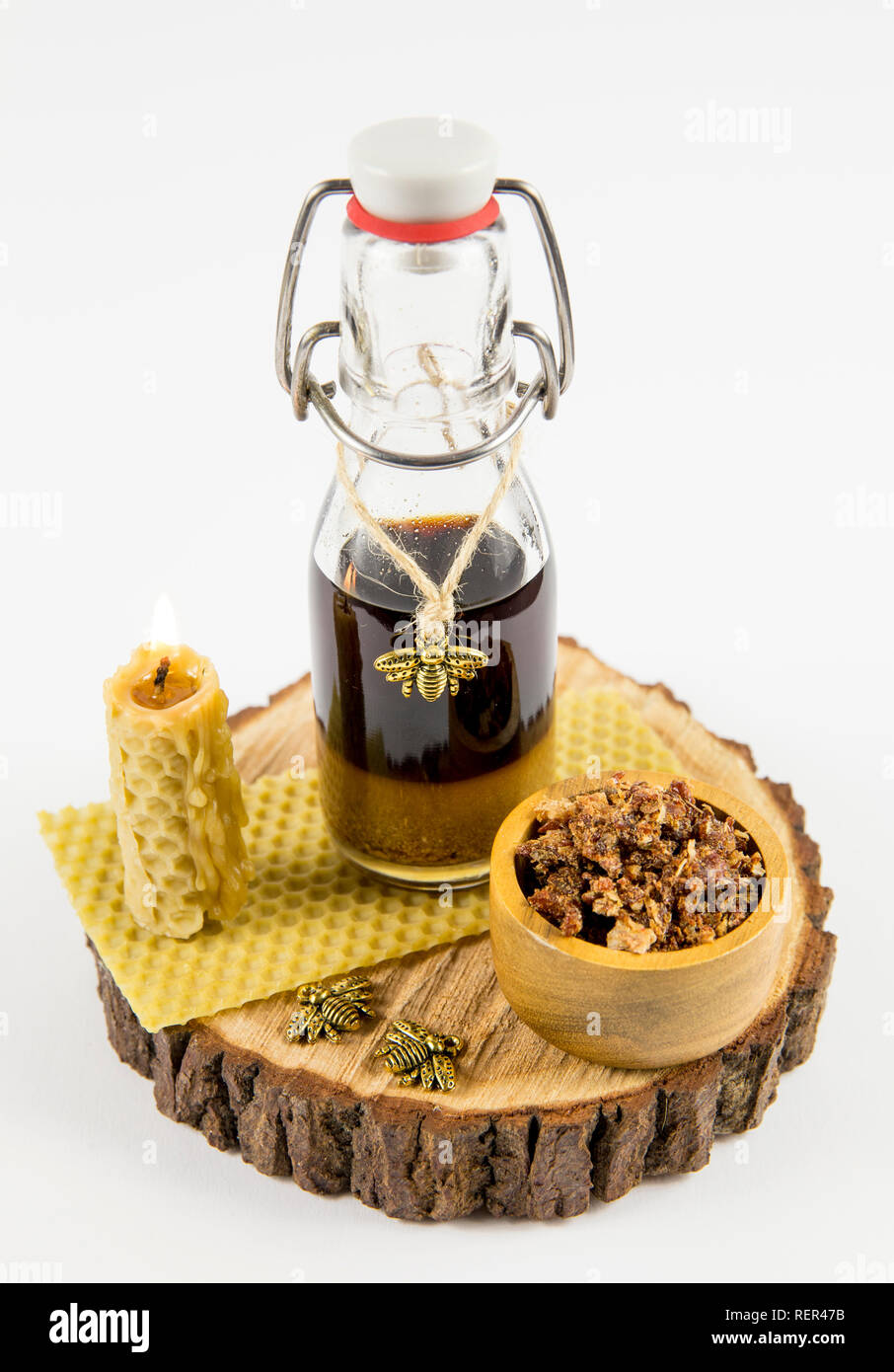 La propoli o bee colla è una miscela resinosa che il miele api producono mescolando la saliva e cera d'api con essudato raccolto da albero boccioli, flussi di SAP. Foto Stock