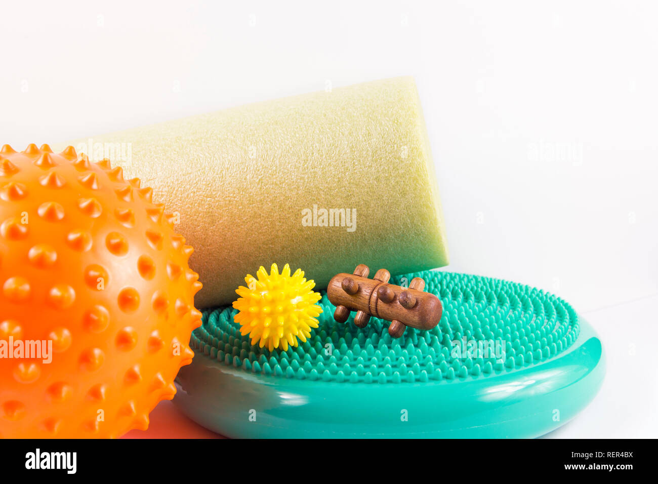 Massaggi te stesso, la composizione dei diversi strumenti isolati su bianco. Auto-tessuto profondo concetto di massaggio. Sfera pungenti, schiuma rullo, rullo di legno, metà balan Foto Stock