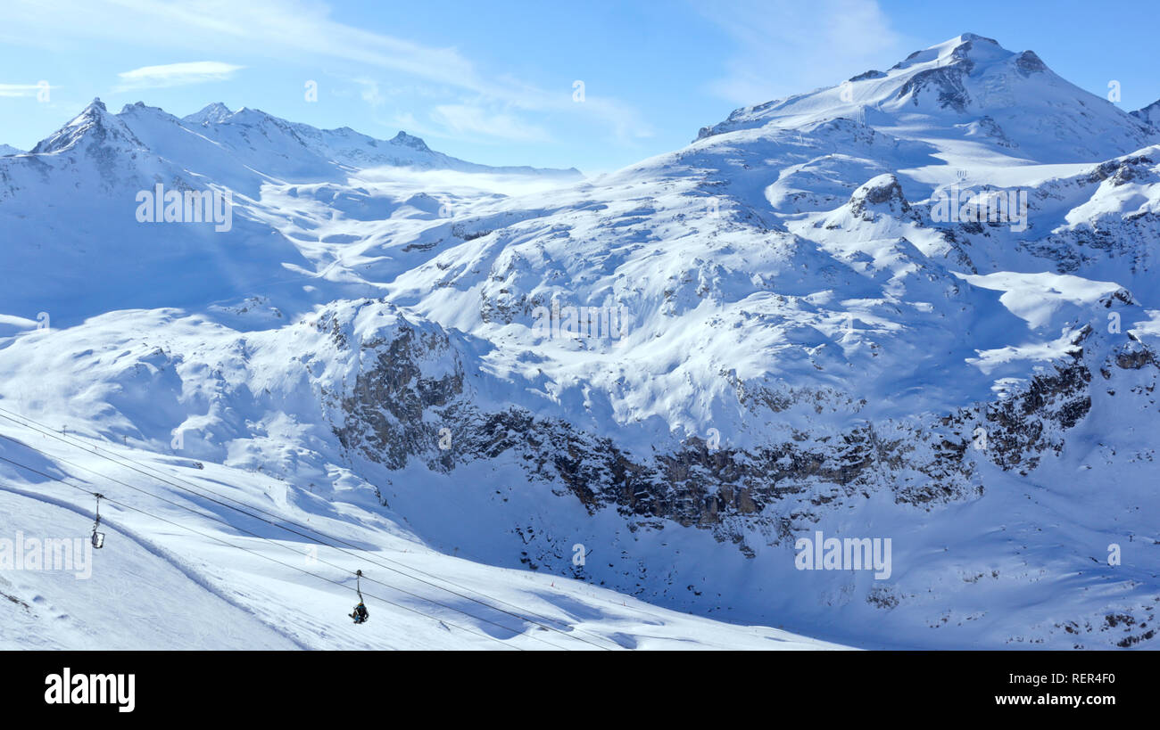 Lo sci e lo snowboard piste, fuori pista, sentieri nella località francese di Tignes, Alpi , su una giornata invernale, con vista panoramica sulle cime . Foto Stock