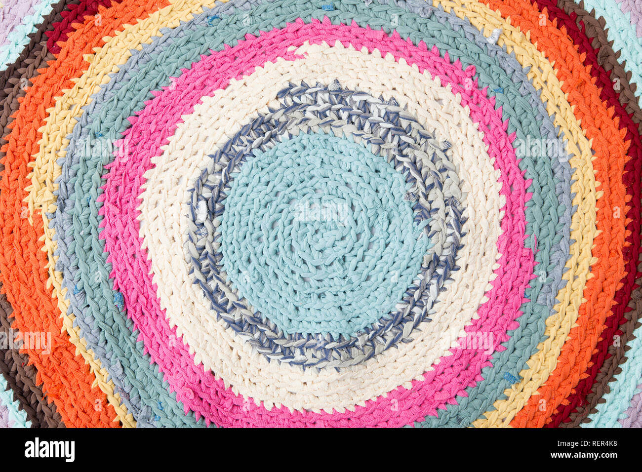 Crochet colorato tappeto da riproposte T-shirt a piano casa. Appartamento vista laici. Foto Stock