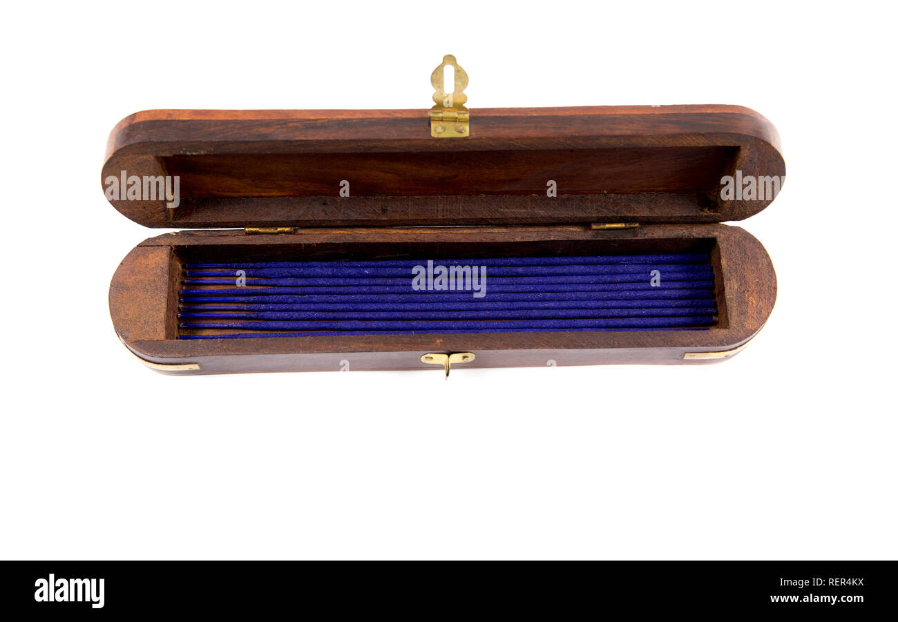 Aperto in legno portaincenso Confezione con custodia, bastoncini di incenso candele all'interno, isolato su bianco. Foto Stock