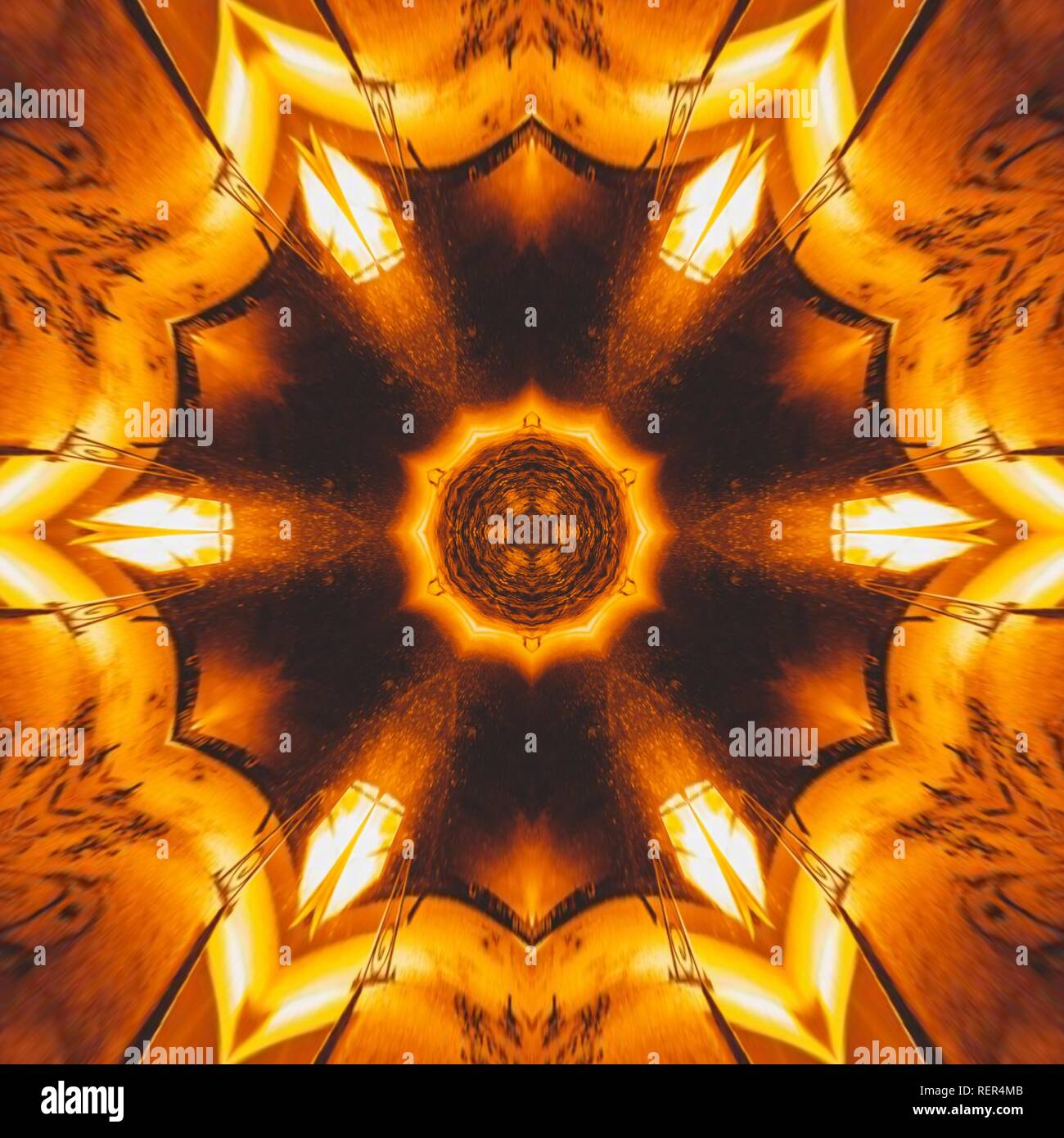 Immagine grafica con caleidoscopio stile design abstract colori caldi Foto Stock