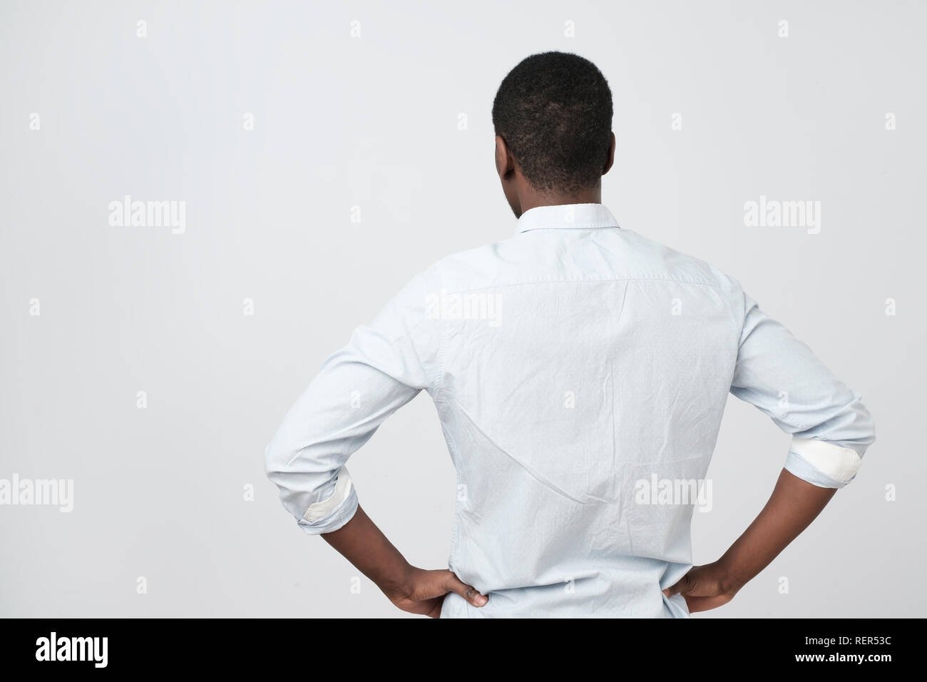 African American guy, in camicia bianca, tornando alla fotocamera come Egli è offeso. Foto Stock
