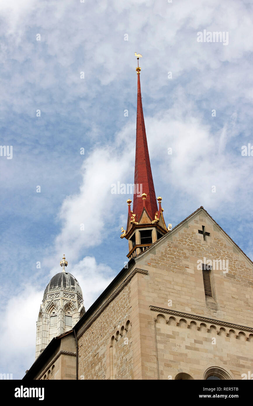 Svizzera Canton Zurigo Svizzera Zurigo città sul fiume Limmat e il Lago di guglie sul Grossmunster chiesa romanica Foto Stock