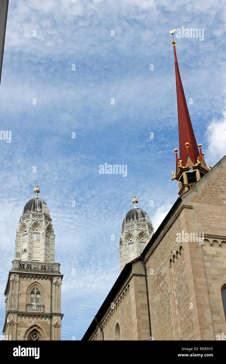 Svizzera Canton Zurigo Svizzera Zurigo città sul fiume Limmat e il Lago di guglie sul Grossmunster chiesa romanica Foto Stock