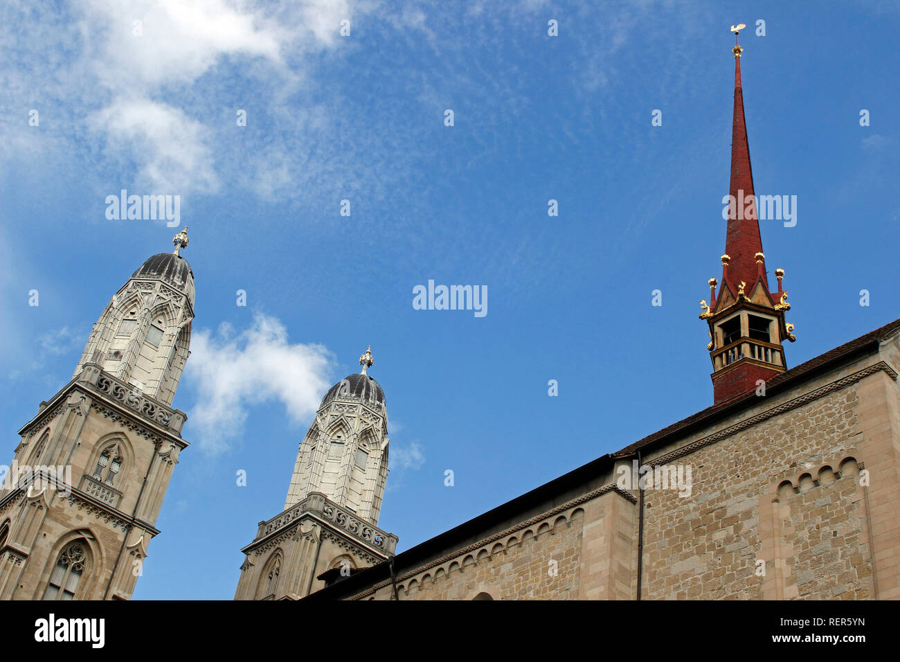 Svizzera Canton Zurigo Svizzera Zurigo città sul fiume Limmat e il Lago di guglie sul Grossmunster chiesa romanica Foto Stock