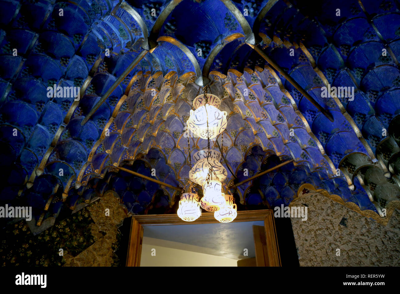 Casa Vicens, costruito dal 1883 al 1885. Primo progetto dell'architetto Gaudí. Vault con arabeschi in colore blu. Soffitto di vetro con luce di caratteri. Foto Stock