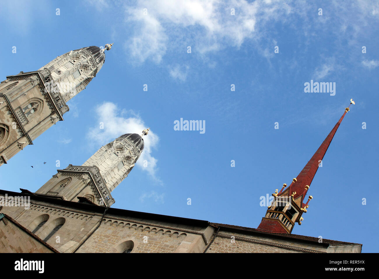 Svizzera Canton Zurigo Svizzera Zurigo città sul fiume Limmat e il Lago di guglie sul Grossmunster chiesa romanica Foto Stock
