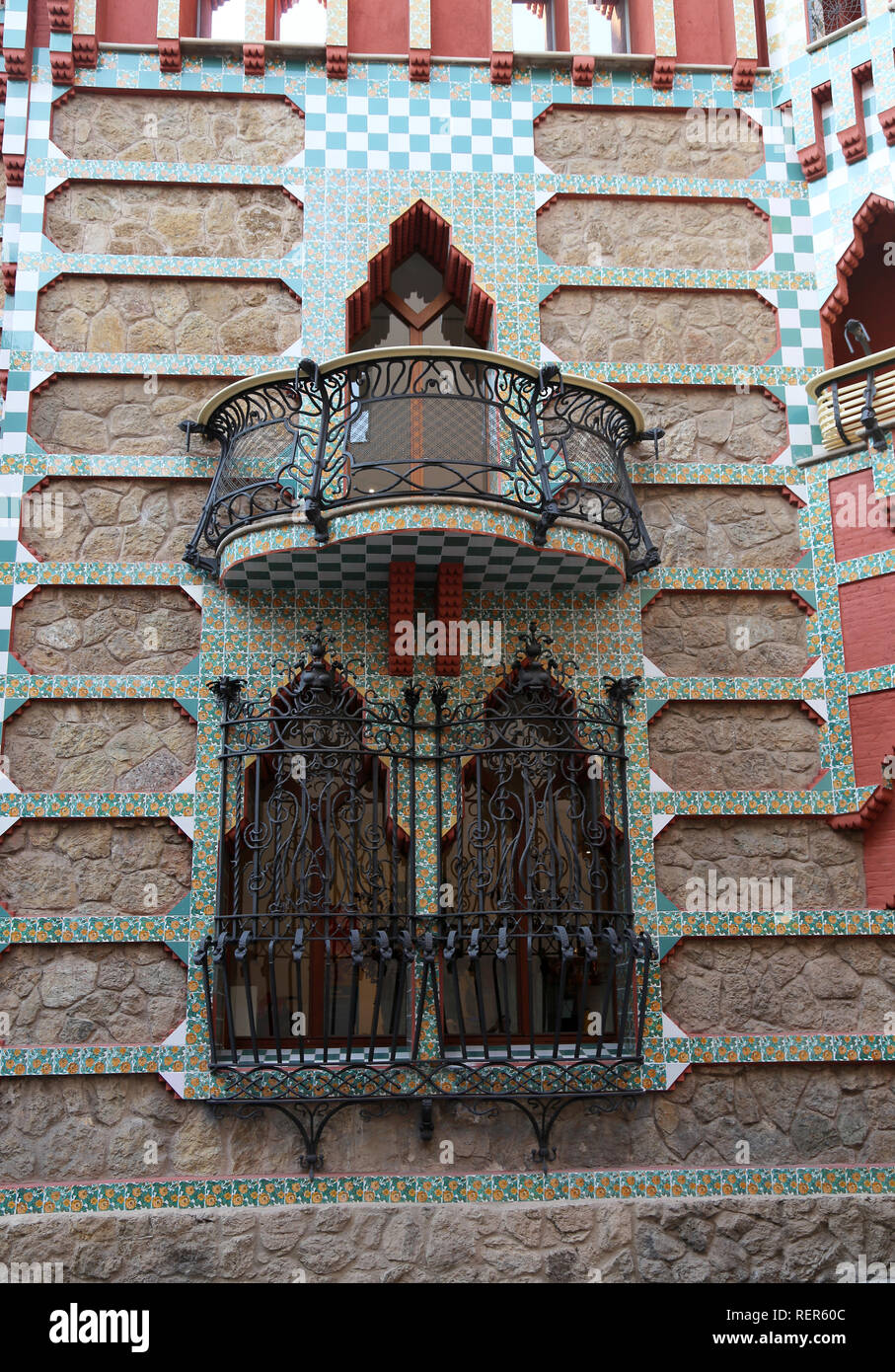 Casa Vicens, costruito dal 1883 al 1885. Primo progetto dell'architetto Gaudí. Balcone e finestre, street facciata. Decorativo grate in ferro. Foto Stock