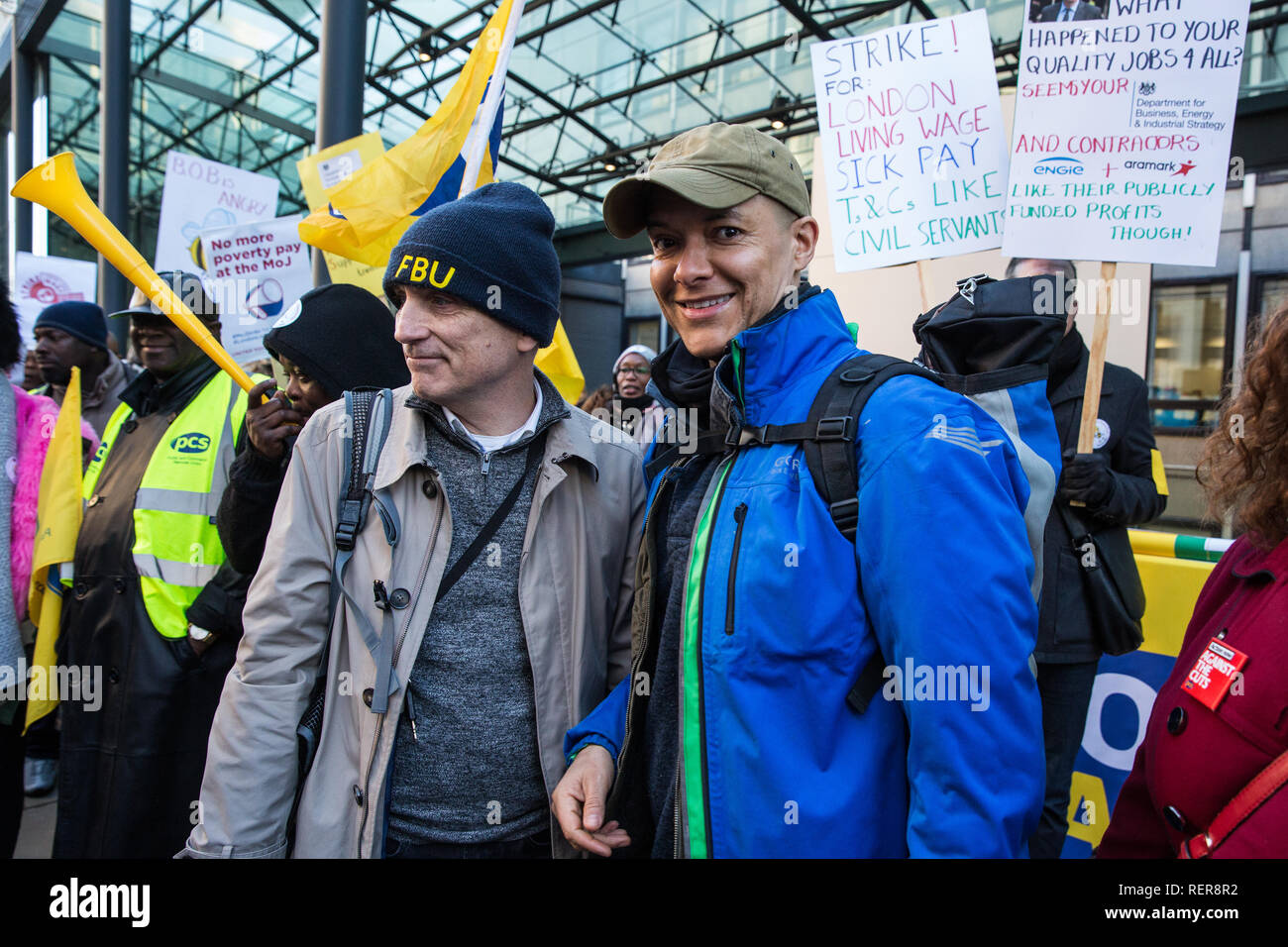 Londra, Regno Unito. Il 22 gennaio, 2019. Chris Williamson, manodopera MP per Derby a nord e il ministro ombra per l economia sostenibile Clive Lewis mostra solidarietà con il personale di supporto presso il Dipartimento per gli affari, strategia energetica e industriale (BEIS) rappresentata dai servizi pubblici e commerciali (PC) europea sulla linea di picchetto dopo inizio uno sciopero per il vivere a Londra salario di £ 10,55 per ora e parità di retribuzione della malattia e di congedo annuale Indennità con i funzionari. Lo sciopero è coordinato con gli addetti alla reception e il personale addetto alla sicurezza e detergenti presso il Ministero della Giustizia (MoJ) rappresentata dall'unità Foto Stock