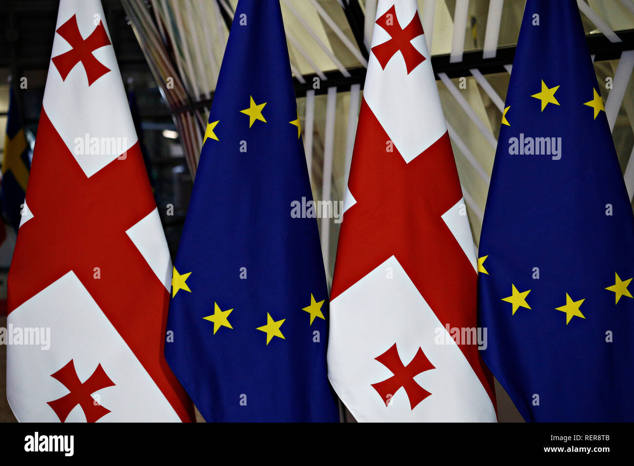 Bruxelles, Belgio. 22 gennaio 2019.Le bandiere della Georgia e le bandiere della UE stand in Consiglio UE edificio. Alexandros Michailidis/Alamy Live News Foto Stock