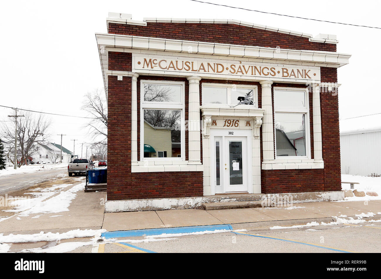 Mccausland, Iowa, USA. 18 gennaio, 2019. La città di McCausland ha acquistato il 1916 landmark, McCausland Savings Bank a 302 North Salina Street nel 2015 per tenerlo da essere demolita e utilizzata una sovvenzione di 15.000 dall'autorità di Sviluppo Regionale (RDA) per aiutare a ripristinare la struttura come un edificio multifunzionale, sede degli uffici della città e un centro comunitario. Credito: Kevin E. Schmidt/Quad-City volte/Quad-City volte/ZUMA filo/Alamy Live News Foto Stock