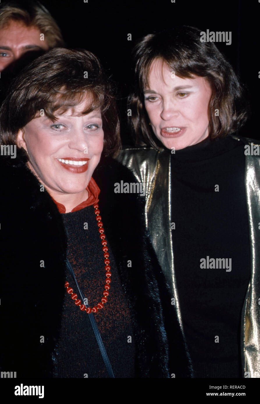 ***FILE FOTO*** attrice Kaye Ballard è passato a 93. Kaye Ballard e Gloria Vanderbilt su dicembre 1, 1985 a New York City. Credito: Walter McBride/MediaPunch Foto Stock