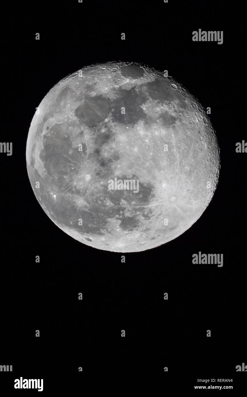 Kidderminster, Regno Unito. Il 22 gennaio, 2019. Regno Unito: meteo con cieli chiari al di sopra, la luna si vede chiaramente. Le temperature sono di iniziare a scendere al di sotto di zero per un molto fredda notte in anticipo. La luna di oggi è in un calante fase Gibbous (la prima fase dopo una luna piena) che si verificano con il 98% di illuminazione. Credit Lee Hudson/Alamy Live News Foto Stock