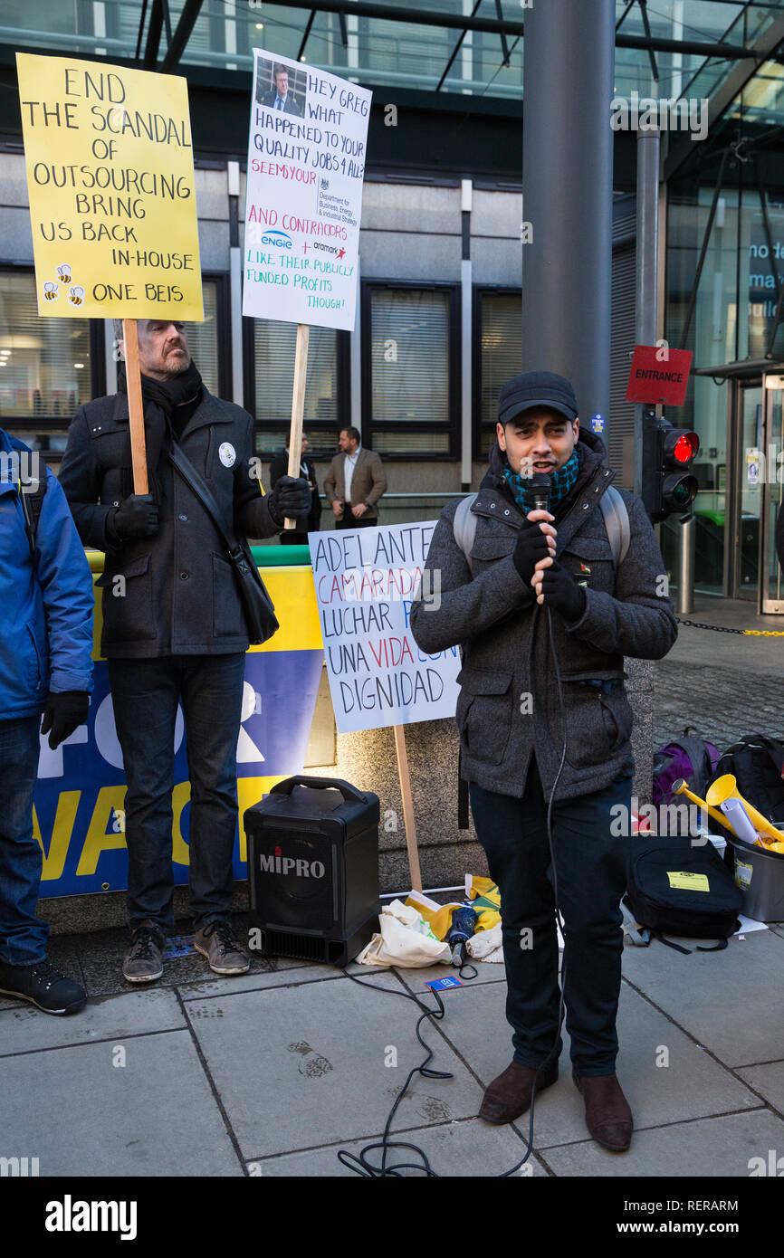 Londra, Regno Unito. Il 22 gennaio, 2019. Shabbir Lakha dell'assemblea del popolo indirizzi personale di supporto presso il Dipartimento per gli affari, strategia energetica e industriale (BEIS) rappresentata dai servizi pubblici e commerciali europea sulla linea di picchetto dopo inizio uno sciopero per il vivere a Londra salario di £ 10,55 per ora e parità di retribuzione della malattia e di congedo annuale Indennità con i funzionari. Lo sciopero è coordinato con gli addetti alla reception e il personale addetto alla sicurezza e detergenti presso il Ministero della Giustizia rappresentato dalle voci unite del commercio mondiale unione. Credito: Mark Kerrison/Alamy Live News Foto Stock