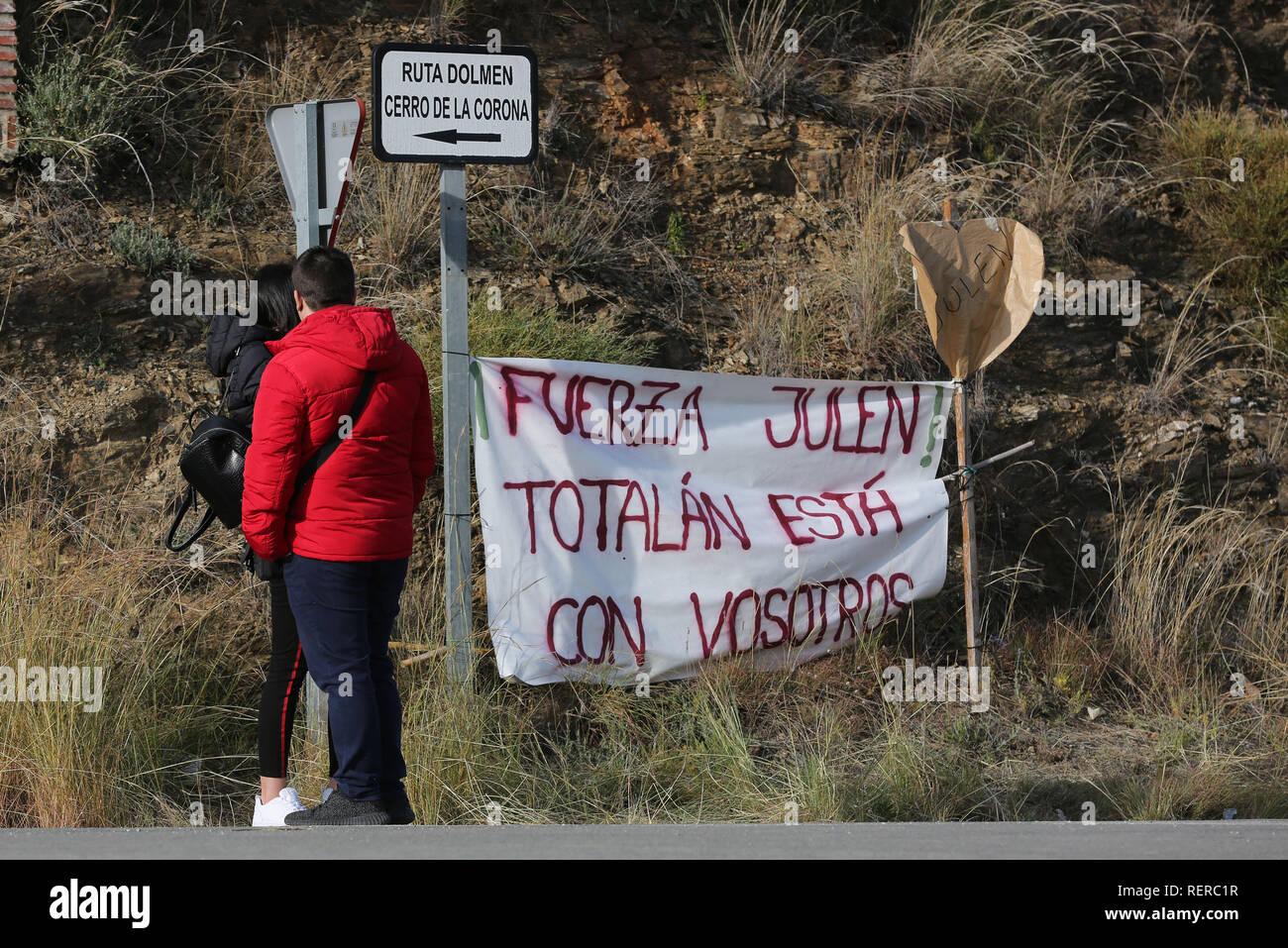 22 gennaio 2019 - 22 gennaio 2019 (Totalan, Malaga, Andalusia) Ieri la giornata si è conclusa con una buona notizia. Essa aveva raggiunto infine 60 metri di profondità e nonostante la 55 ore investite, era già un passo di distanza da Hunosa Brigata soccorso potrebbe iniziare lo scavo della galleria orizzontale. Ma per iniziare con quelli a quattro metri che vanno dalla perforazione del metro e mezzo di diametro e il piccolo foro di 25 centimetri dove Julen è sceso nove giorni fa è troppo complicato. Dal livello meno 40, i tubi di protezione non si adattano e si è deciso di trapanare di nuovo con una leggermente più grande thicke Foto Stock