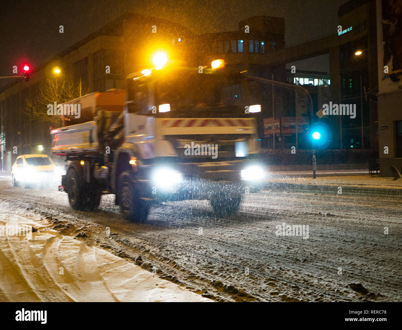 Colonia, Germania. 23 gen 2019. Strade di Colonia coperto di neve. Prima nevicata nel 2019. Credito: Frederik Löwer/Alamy Live News Foto Stock