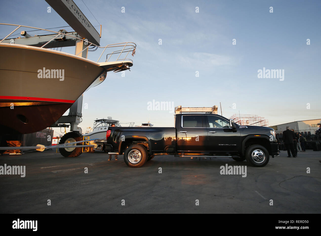 Chula Vista, CA, Stati Uniti d'America. Il 22 gennaio, 2019. Gennaio 22, 2019 - Chula Vista, California, Stati Uniti d'America - GMC ha introdotto la loro 2020 Sierra Denali 3500 per impieghi pesanti da traino di un 80-piede Viking yacht marina e sollevare per un totale di più di 225.000 libbre a una media di inaugurazione. Credito: KC Alfred/ZUMA filo/Alamy Live News Foto Stock