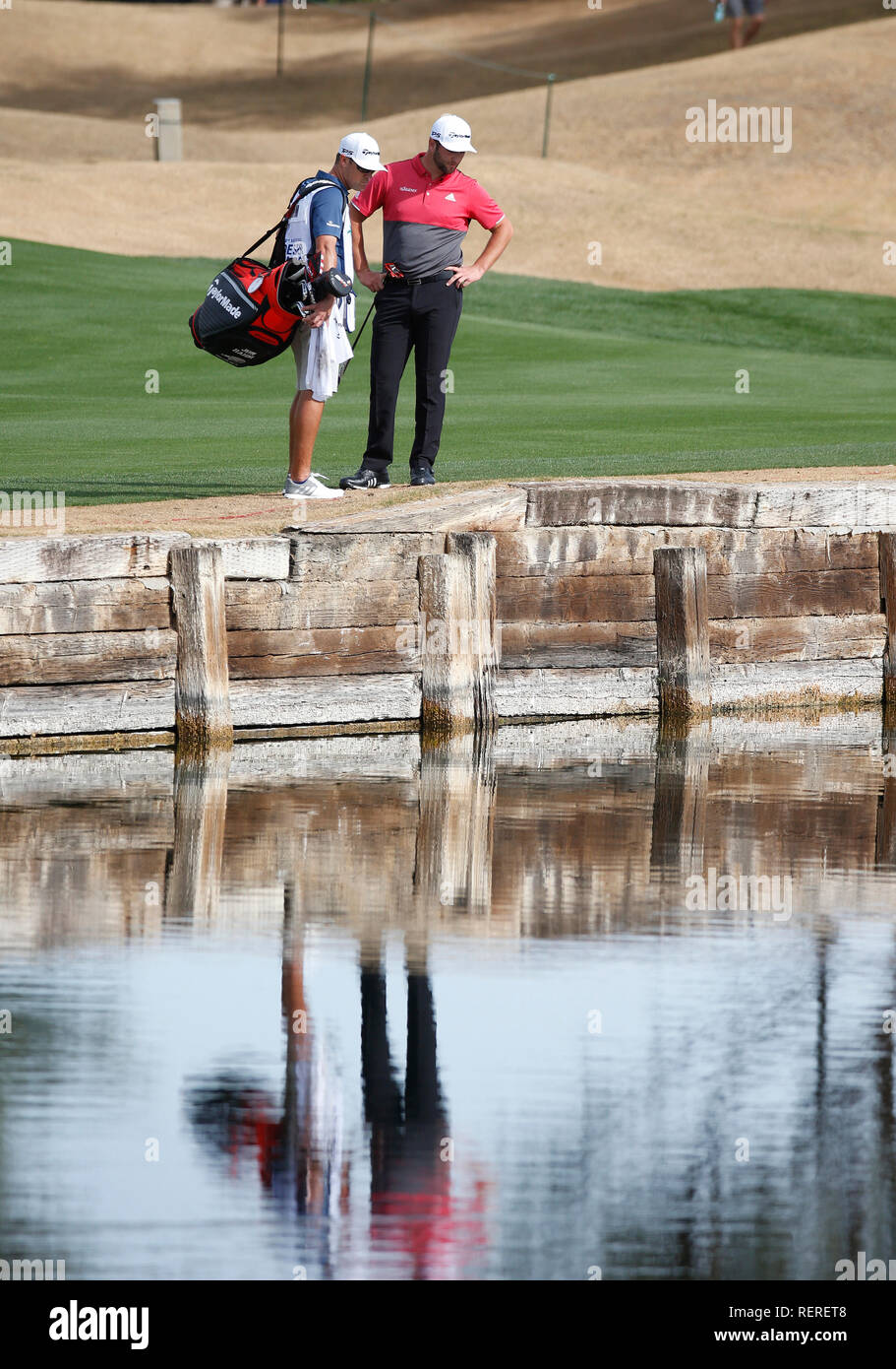 Gennaio 20, 2019 Jon Rahm e caddie sul quinto foro durante il round finale del deserto classico torneo di golf sul corso dello stadio a PGA West in La Quinta, California. Charles Baus/CSM Foto Stock